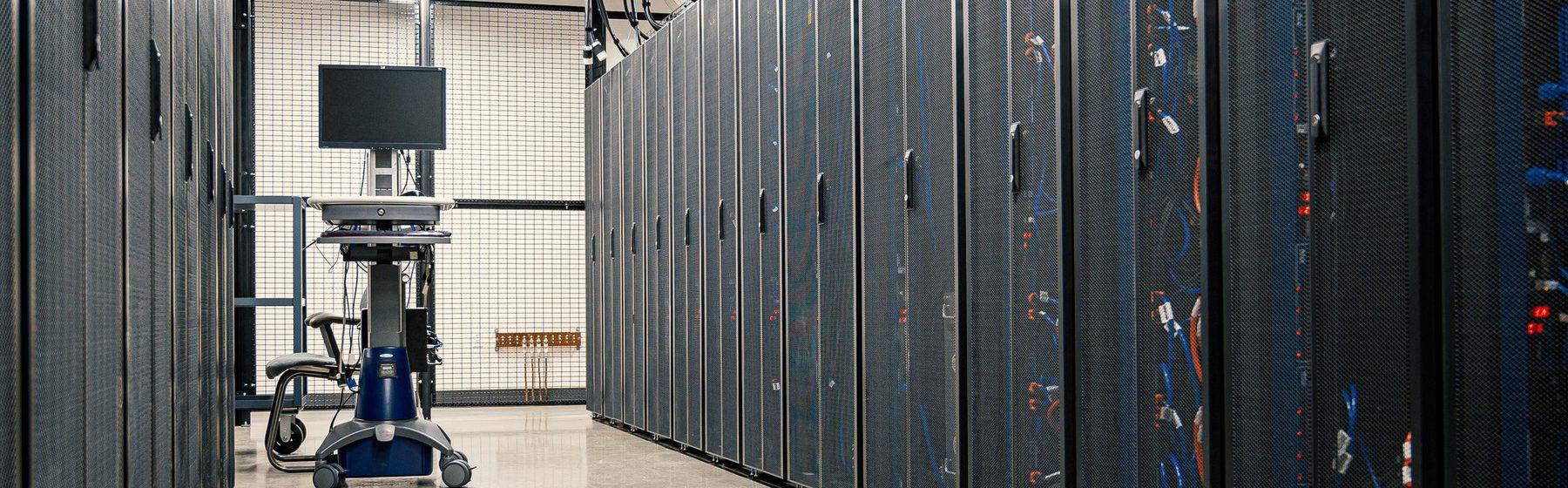 Corsia di una sala server con armadi rack e postazione di gestione